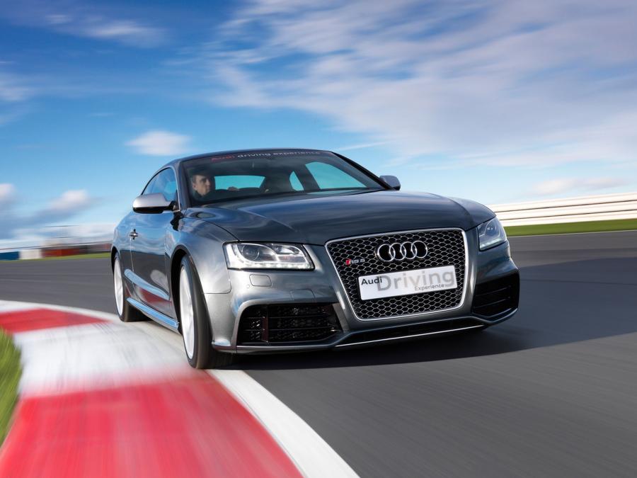  Audi RS5 Coupe 2010 года  (UK) (фото 1 из 12)
